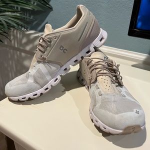 On Running Cloud 5 Swiss engineerings women’s sneakers size 9 cream/beige